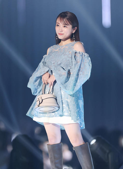 ランウエーで笑顔を見せる矢吹奈子（撮影・宮地輝）