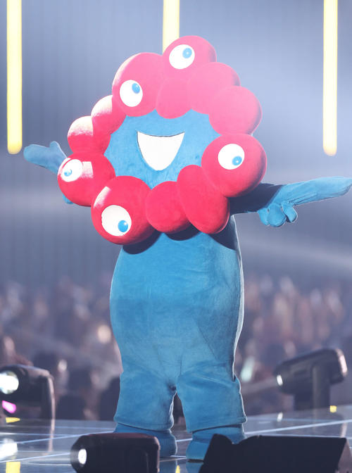 「東京ガールズコレクション」で踊るミャクミャク（撮影・宮地輝）