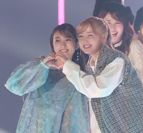 ランウエーでポーズを決める矢吹奈子（左）と本田仁美（撮影・宮地輝）