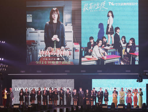 「東京ガールズコレクション」に登場したドラマ「最高の教師　1年後、私は生徒に■された」の出演者たち（撮影・宮地輝）