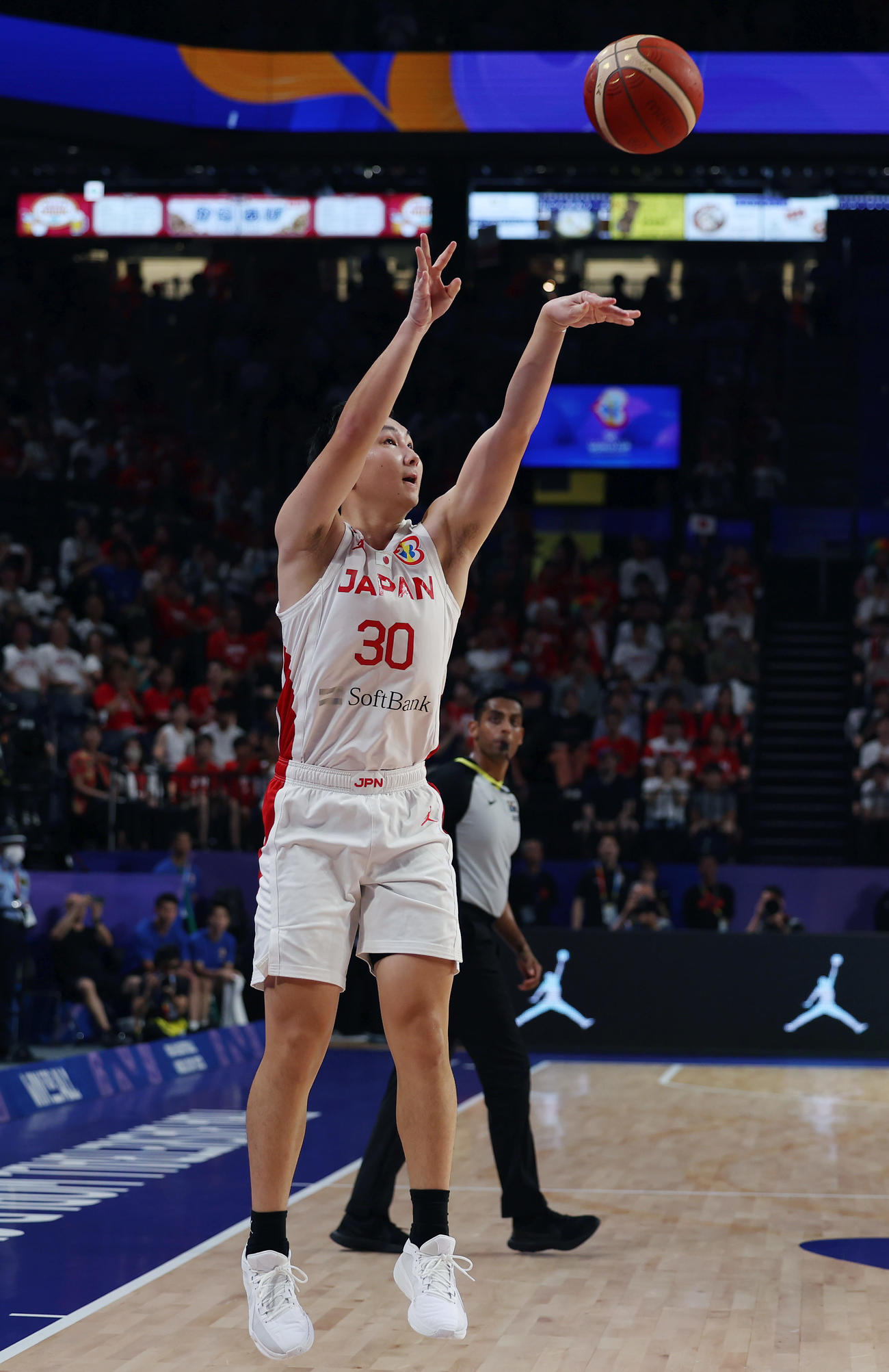 日本対カーボベルデ　第2Q、3点シュートを決める富永（撮影・前田充）