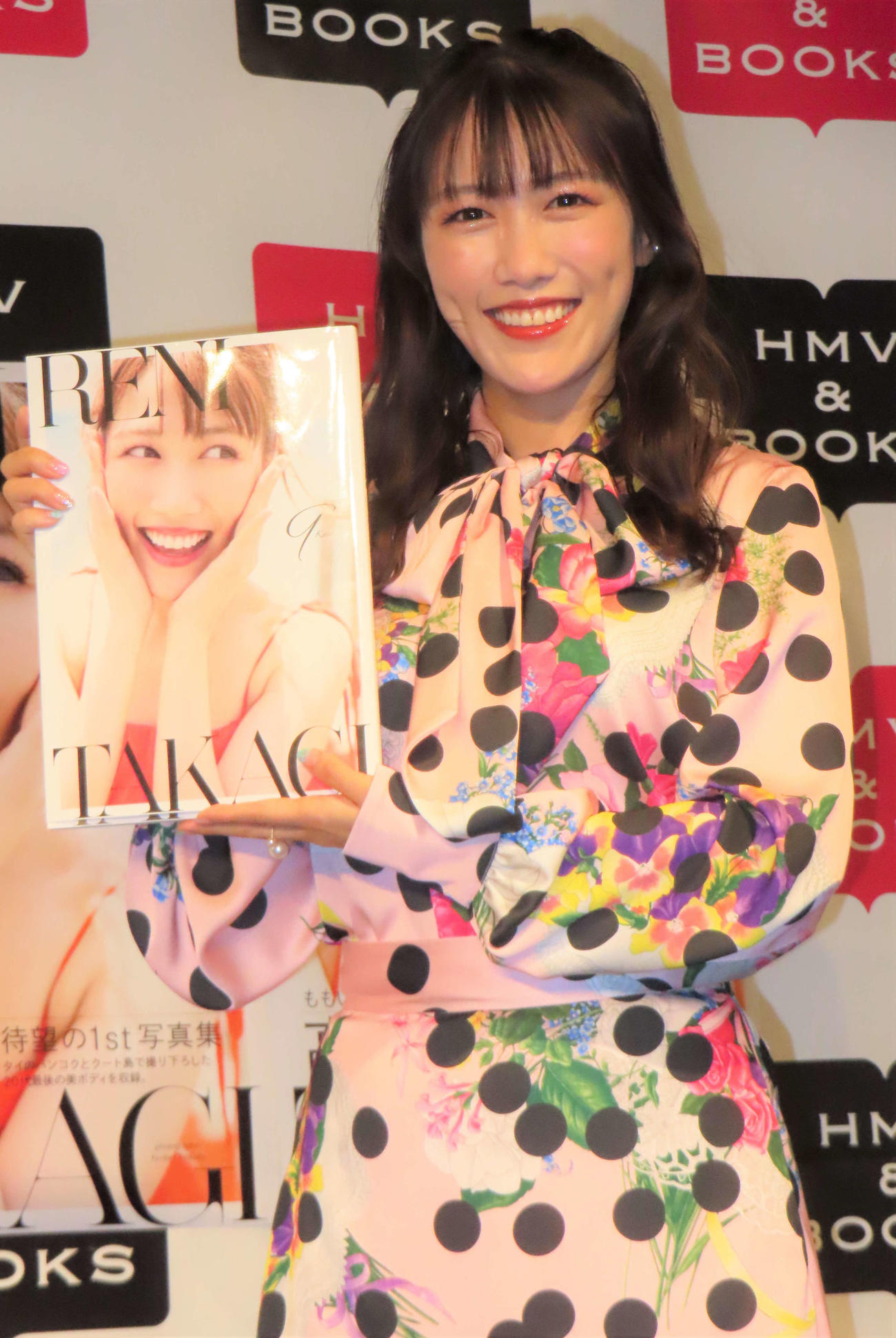 初写真集「9－Kaw－（ガァオ）」発売記念イベントに登壇した高城れに