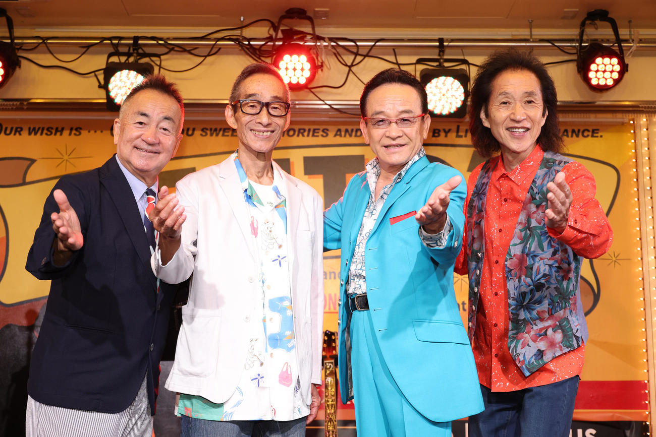 昭和歌謡音楽時代のステージを繰り広げた、左からせんだみつお、ビリーバンバン菅原進、湯原昌幸、夏木ゆたか（撮影・中島郁夫）