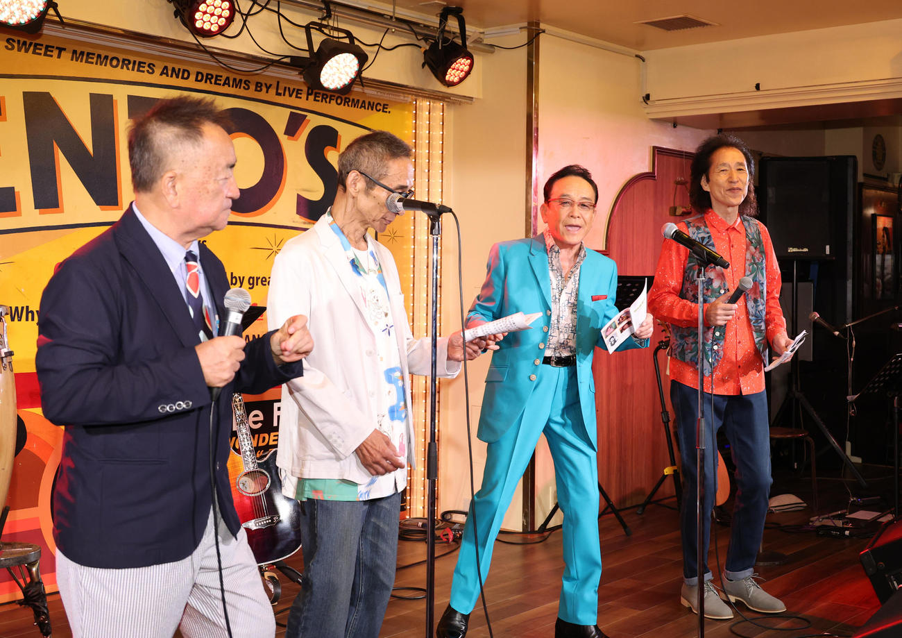 昭和歌謡音楽時代のステージを繰り広げた、左からせんだみつお、ビリーバンバン菅原進、湯原昌幸、夏木ゆたか（撮影・中島郁夫）