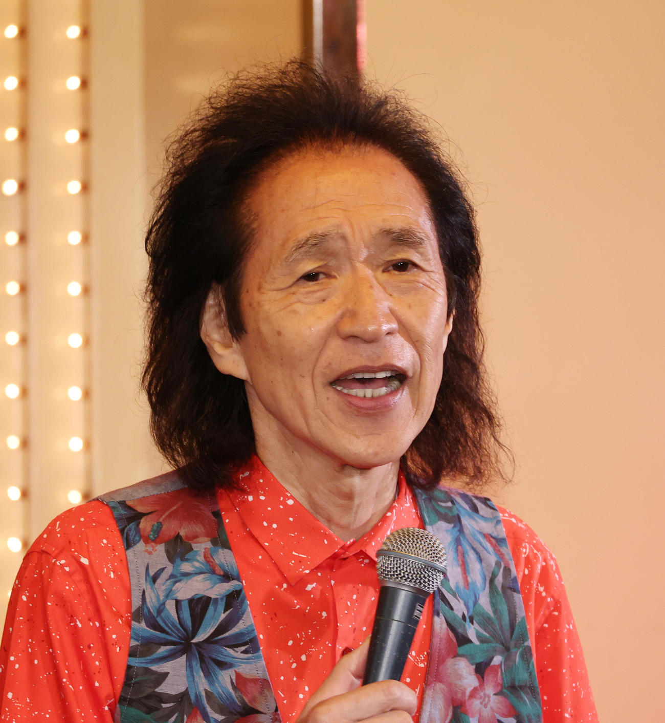 昭和歌謡音楽時代のステージを繰り広げた夏木ゆたか（撮影・中島郁夫）