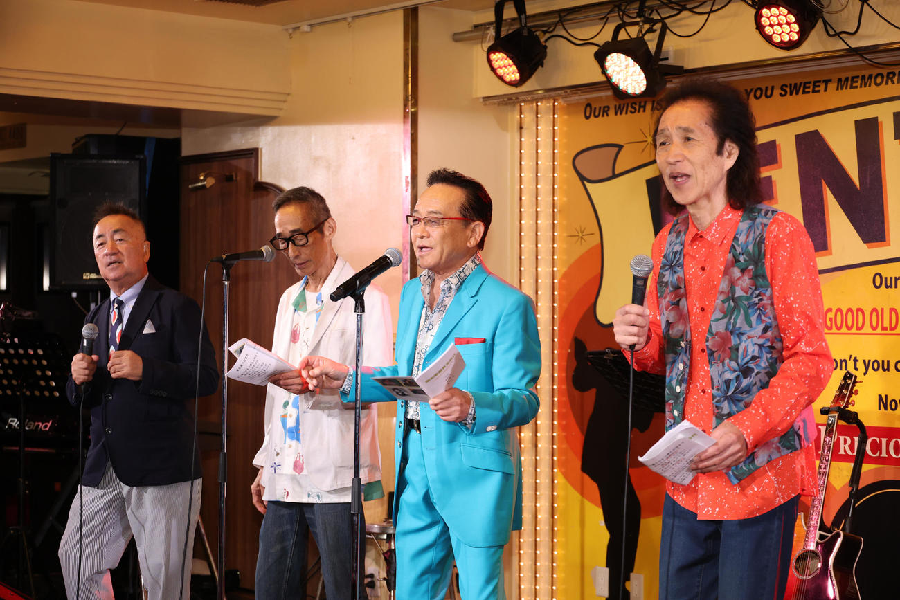 昭和歌謡音楽時代のステージを繰り広げた、左からせんだみつお、ビリーバンバン菅原進、湯原昌幸、夏木ゆたか（撮影・中島郁夫）