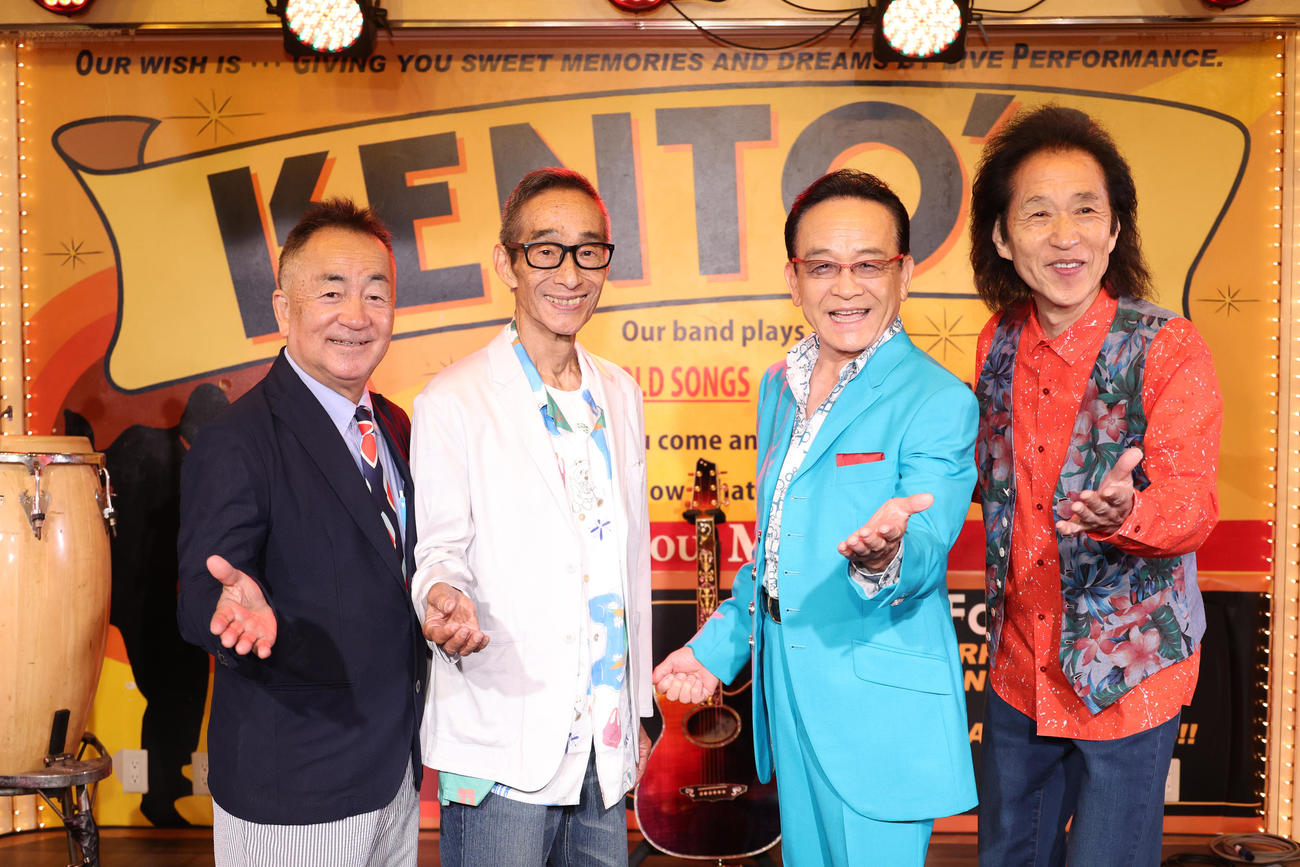 昭和歌謡音楽時代のステージを繰り広げた、左からせんだみつお、ビリーバンバン菅原進、湯原昌幸、夏木ゆたか（撮影・中島郁夫）
