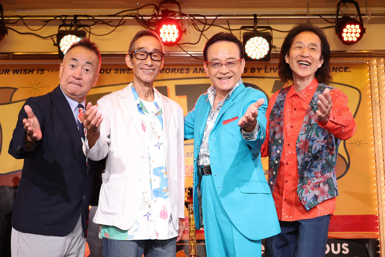 昭和歌謡音楽時代のステージを繰り広げた、左からせんだみつお、ビリーバンバン菅原進、湯原昌幸、夏木ゆたか（撮影・中島郁夫）