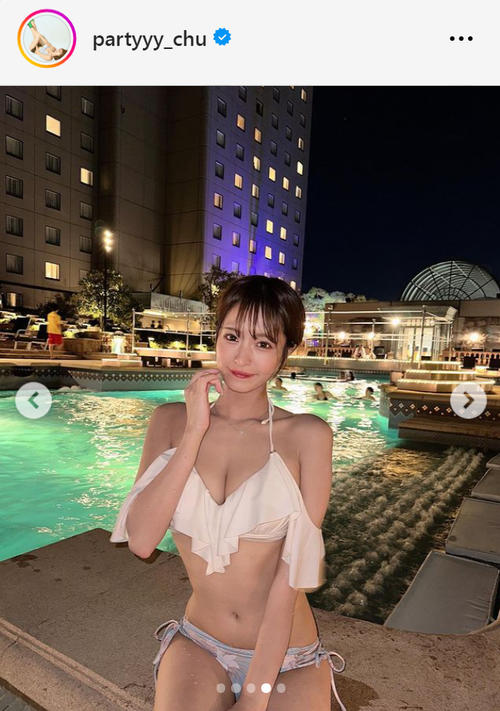 元NMB清水里香の美バストあらわナイトプールでのビキニ姿にファン歓喜