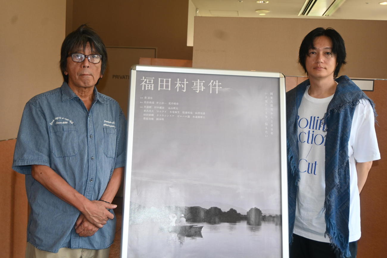 大阪市内で映画「福田村事件」の舞台あいさつの前に取材に応じた井浦新（右）、森達也監督（撮影・松浦隆司）