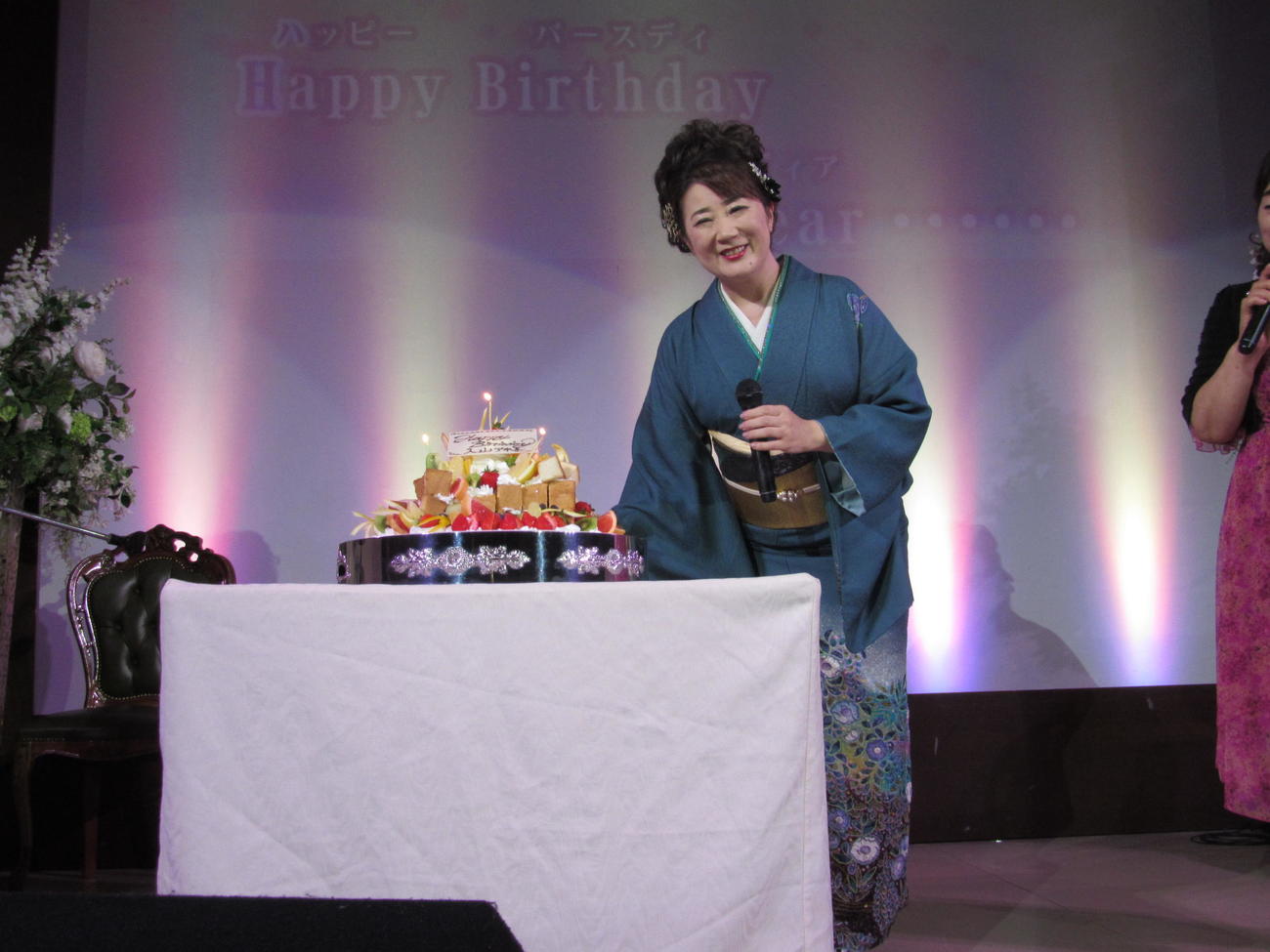 誕生日ケーキを前に笑顔の入山アキ子