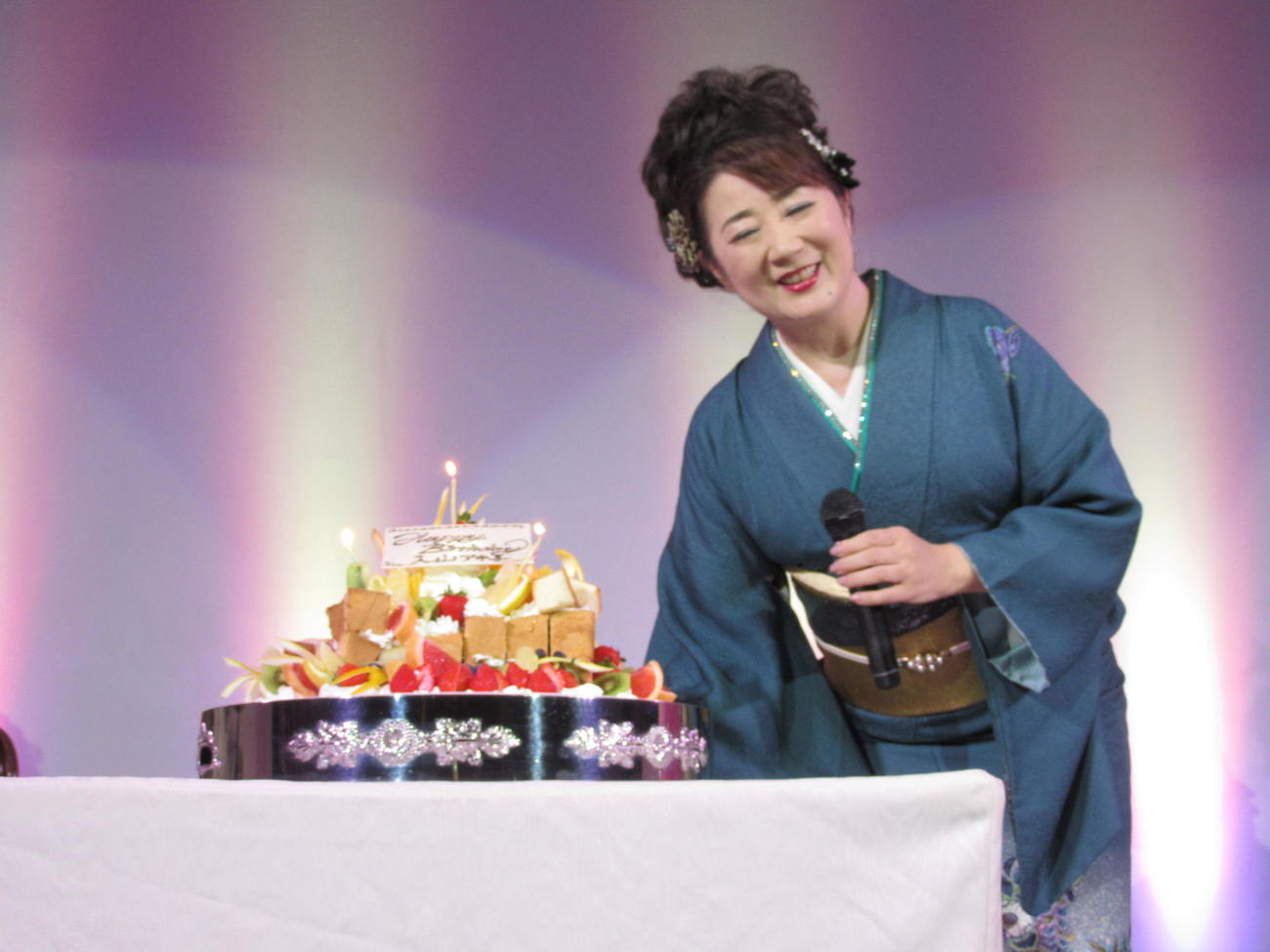 誕生日ケーキを前に笑顔の入山アキ子（3日、東京・歌舞伎町のバトゥール東京）
