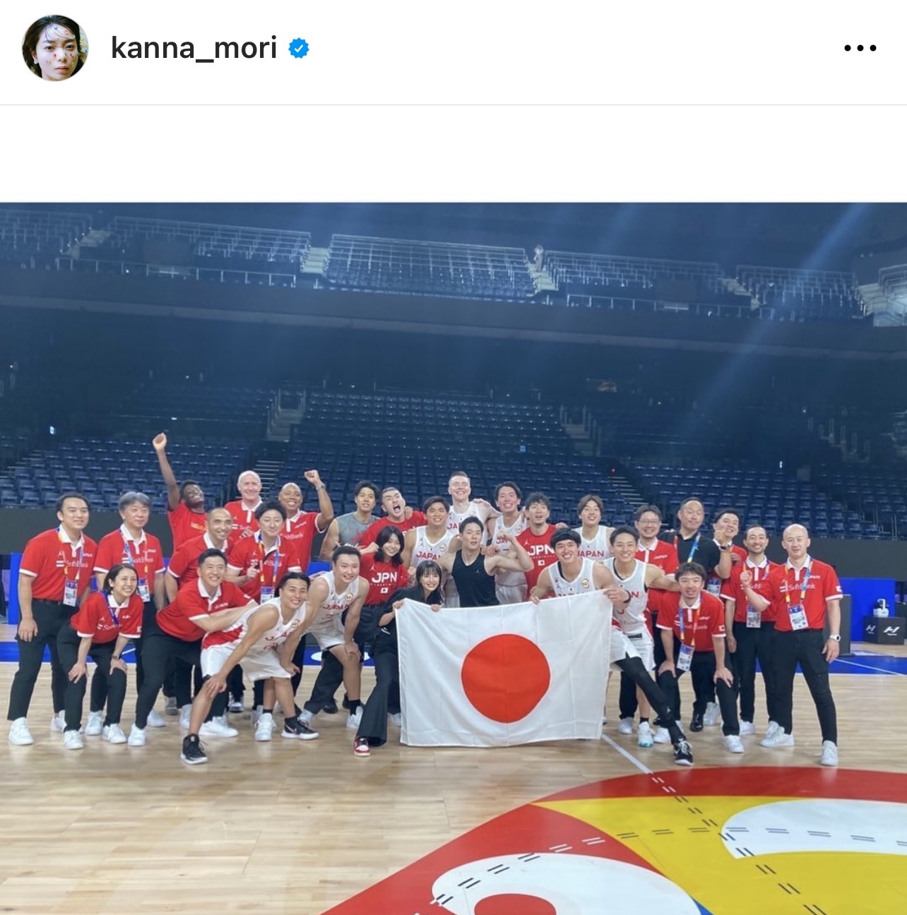 バスケットボール日本代表の集合写真（森カンナのインスタグラムから）