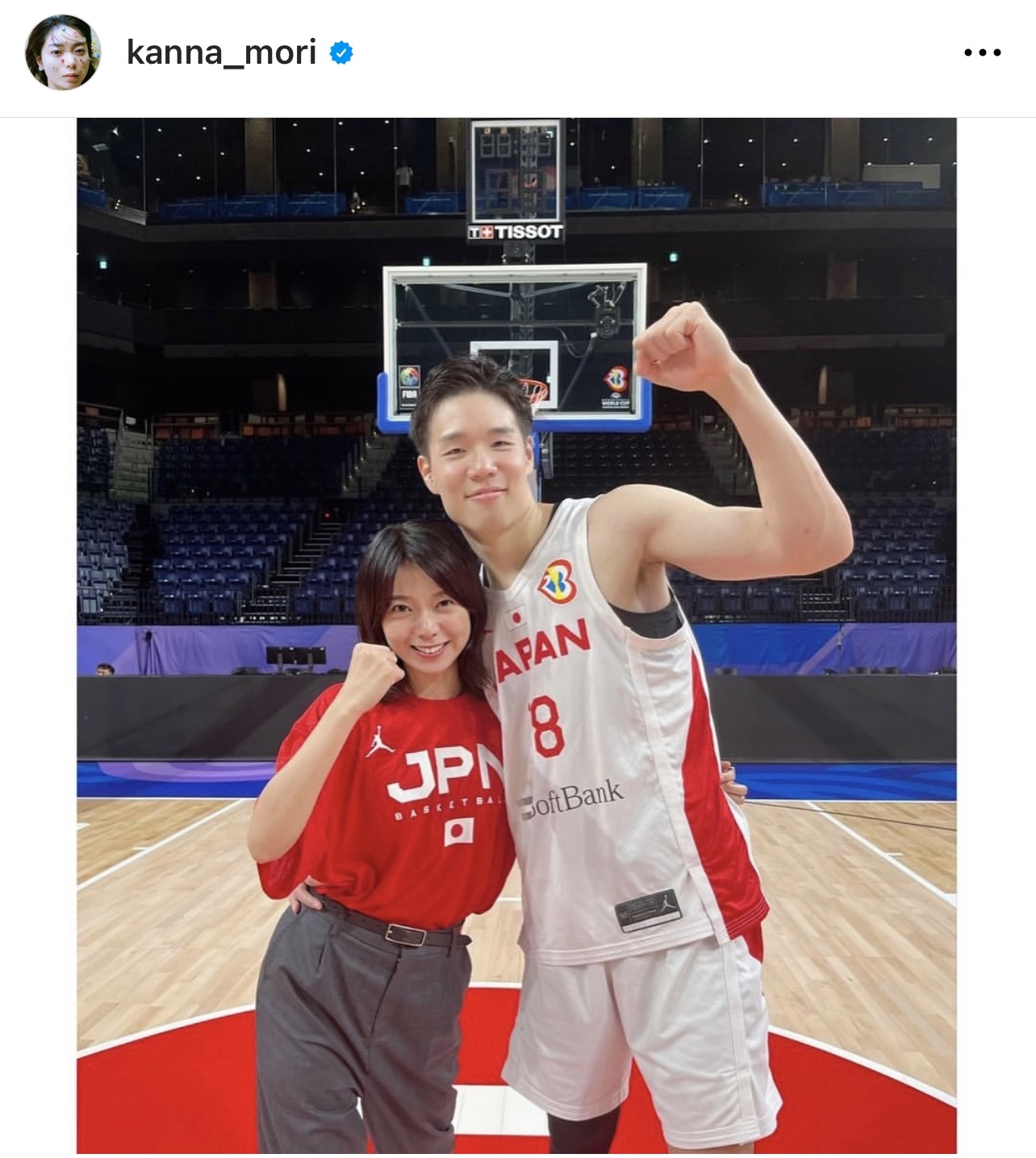 夫・馬場雄大とガッツポーズを決める森カンナ（森カンナのインスタグラムから）