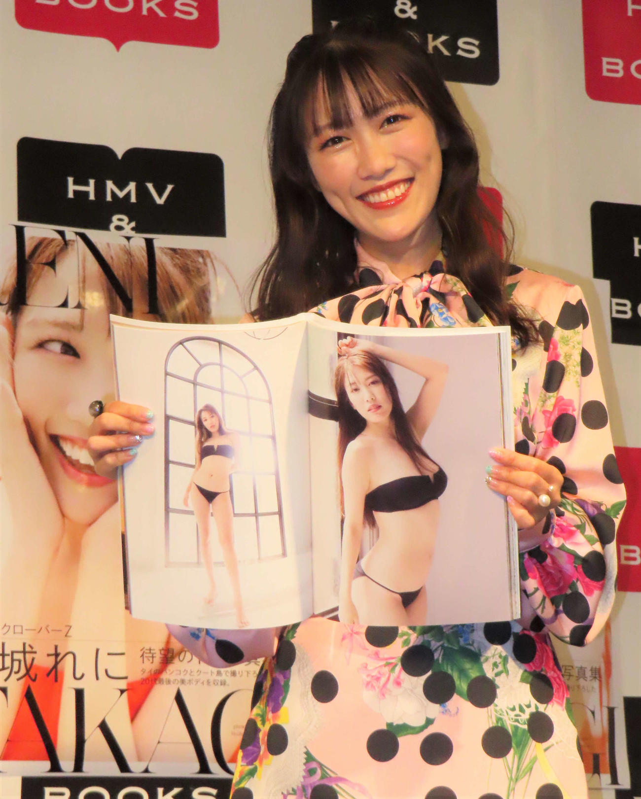 初写真集「9－Kaw－（ガァオ）」のお気に入りページを開く高城れに