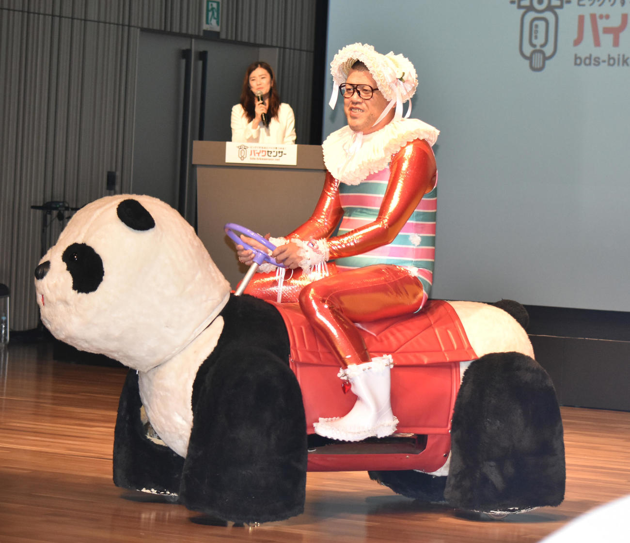 「BDSバイクセンサー新CM発表会」にパンダの乗り物に乗って登場した野性爆弾くっきー！
