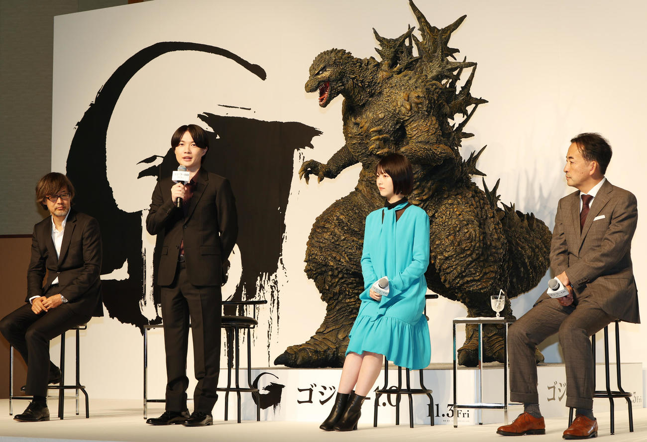 ゴジラ70周年記念作品「ゴジラ－1.0」の完成報告会見に登場した左から山崎貴監督、神木隆之介、浜辺美波、製作の市川南氏（撮影・野上伸悟）