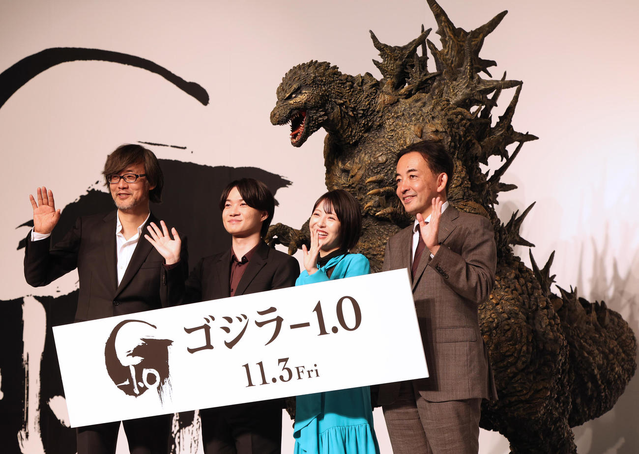 ゴジラ70周年記念作品「ゴジラ－1.0」の完成報告会見に登場した左から山崎貴監督、神木隆之介、浜辺美波、製作の市川南氏（撮影・野上伸悟）