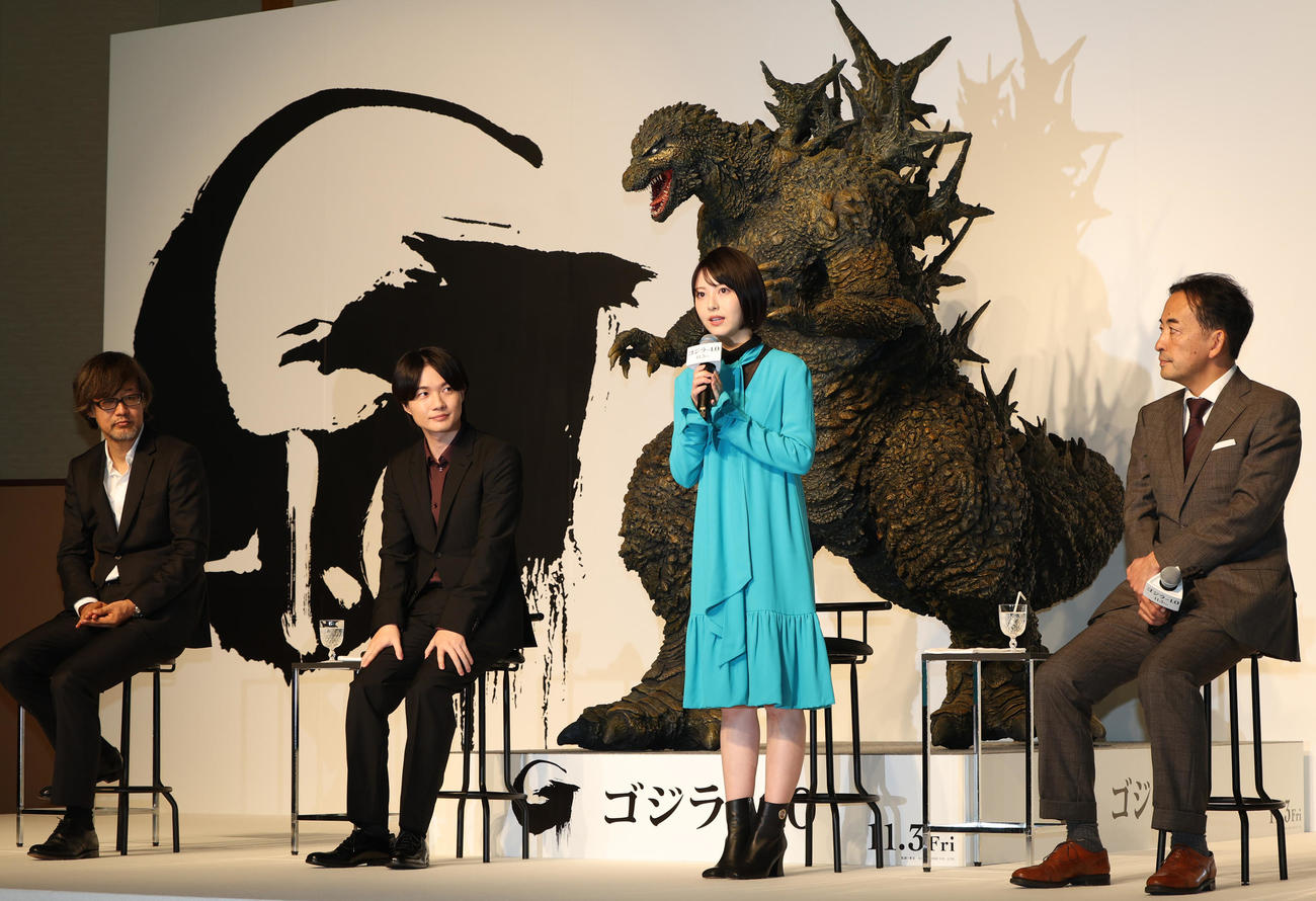 ゴジラ70周年記念作品「ゴジラ－1.0」の完成報告会見に登場した左から山崎貴監督、神木隆之介、浜辺美波、製作の市川南氏（撮影・野上伸悟）