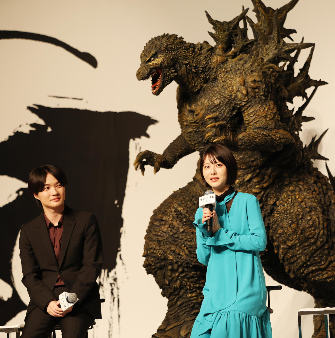ゴジラ70周年記念作品「ゴジラ－1.0」の完成報告会見に登場した左から神木隆之介、浜辺美波（撮影・野上伸悟）