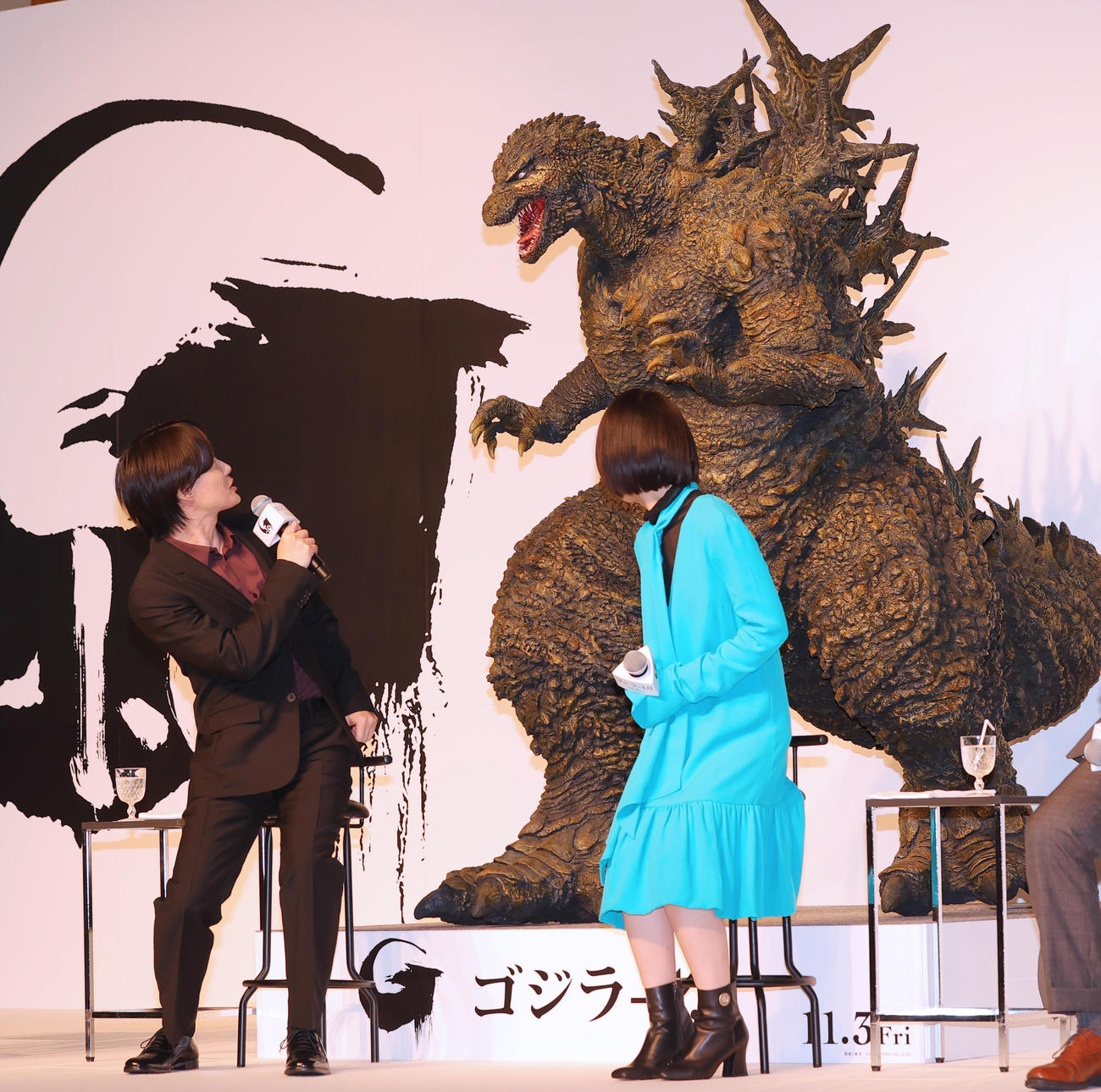 ゴジラ70周年記念作品「ゴジラ－1.0」の完成報告会見でゴジラを見上げる神木隆之介（撮影・野上伸悟）