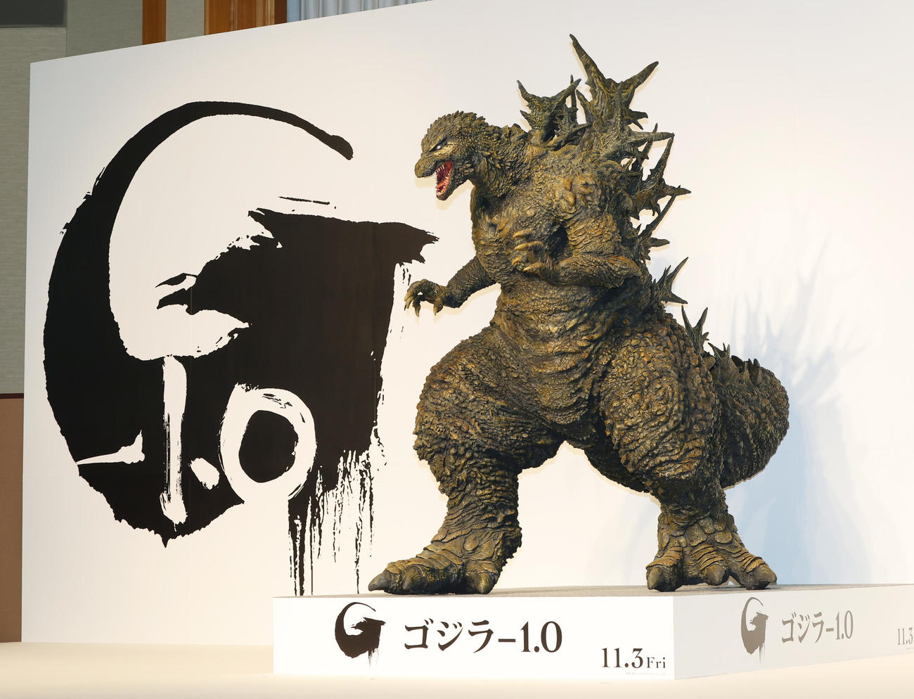 ゴジラ70周年記念作品「ゴジラ－1.0」の完成報告会見に登場したゴジラ（撮影・野上伸悟）