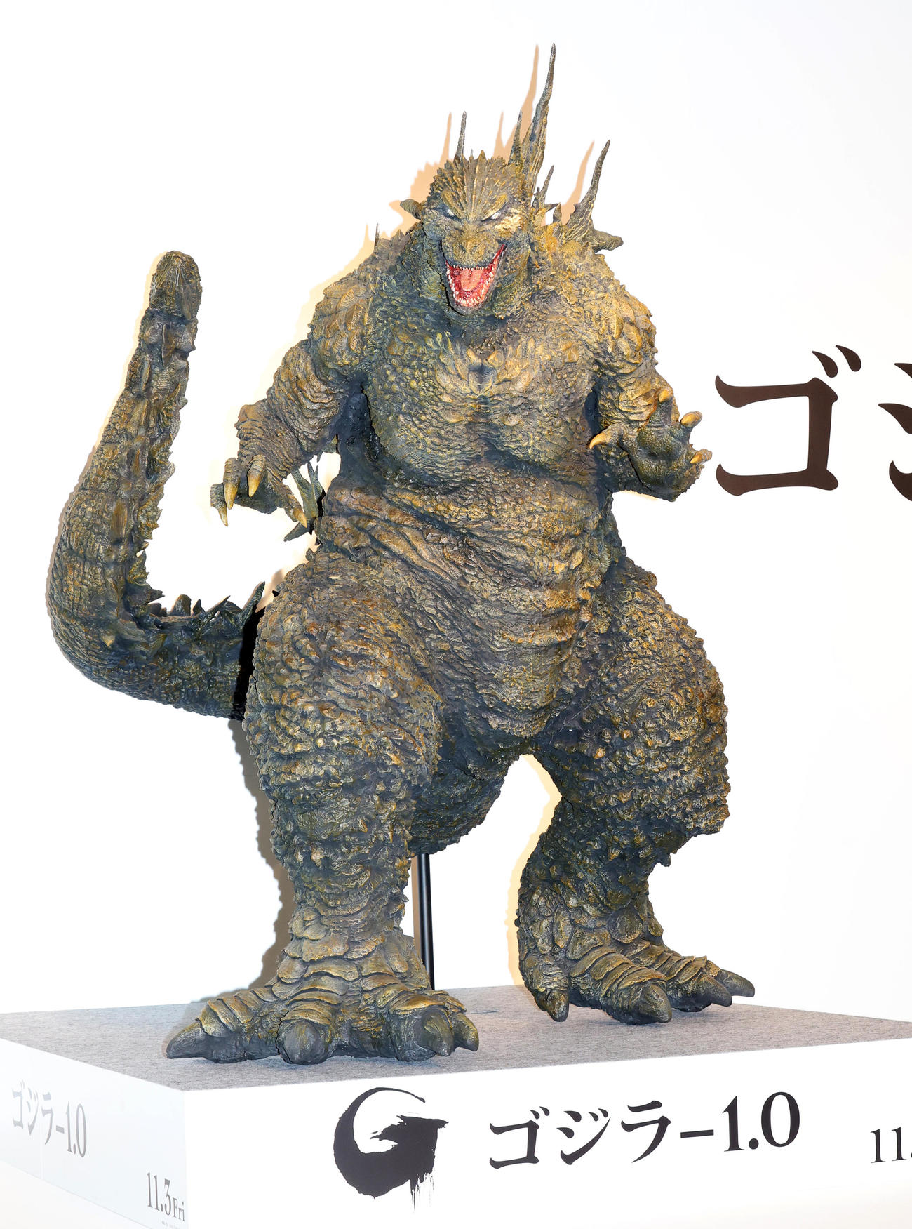 ゴジラ70周年記念作品「ゴジラ－1.0」の完成報告会見に登場したゴジラ（撮影・野上伸悟）