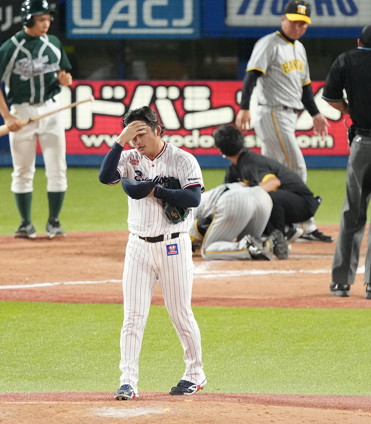 3日ヤクルト対阪神　9回表阪神無死、近本に死球を当てたヤクルト山本は帽子をかぶり直す