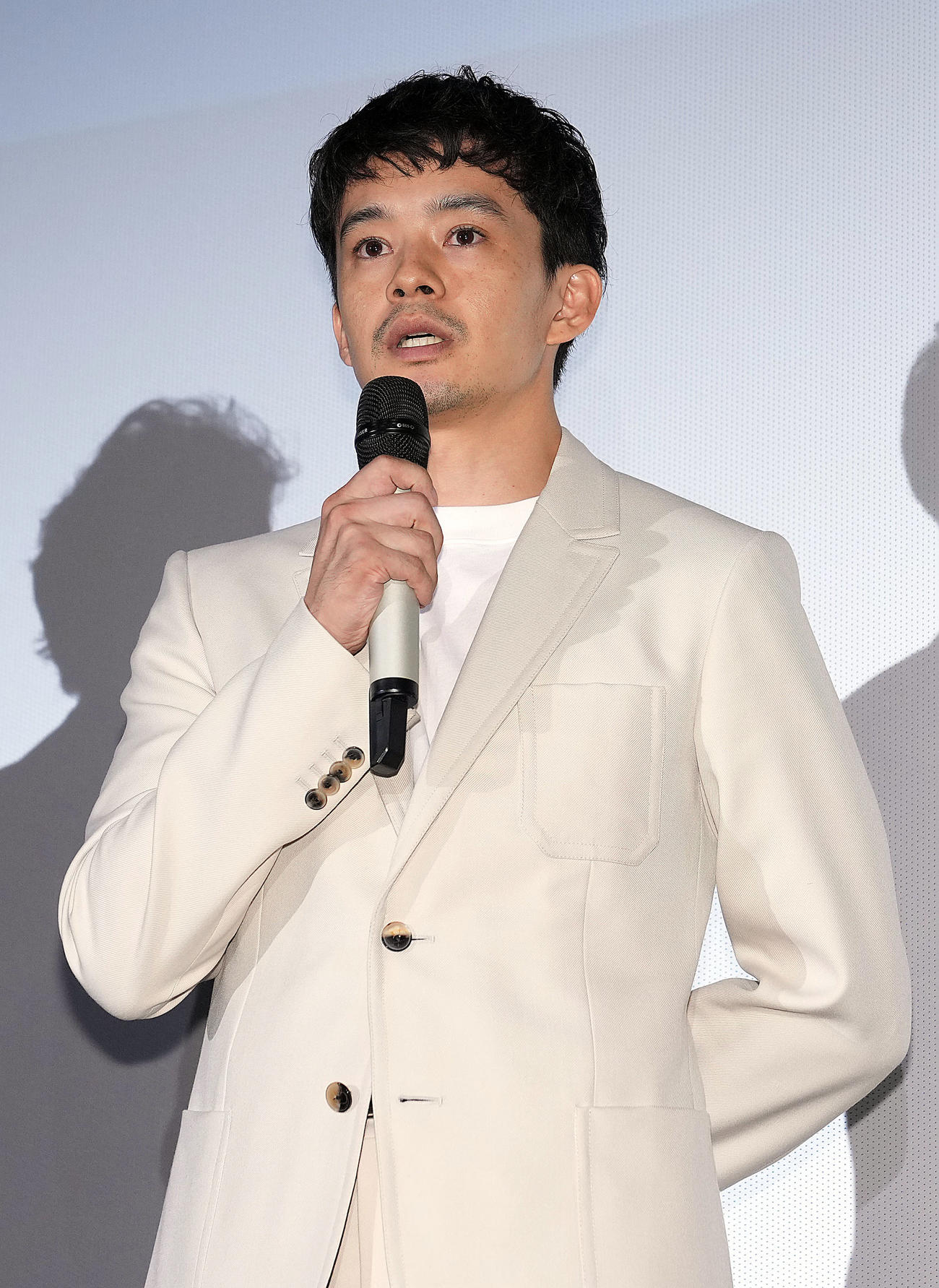映画「白鍵と黒鍵の間に」のプレミア上映会であいさつをする池松壮亮（撮影・狩俣裕三）