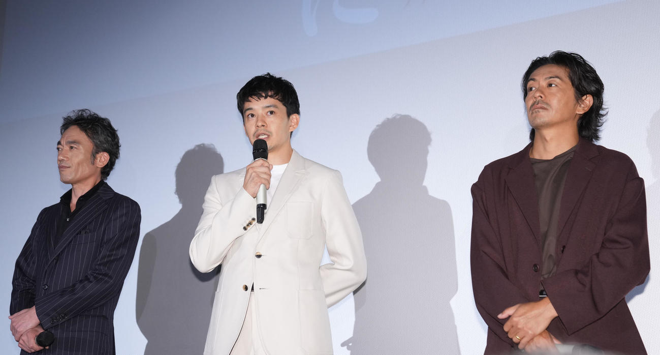 映画「白鍵と黒鍵の間に」のプレミア上映会であいさつをする池松壮亮（中央）。左は高橋和也、右は森田剛（撮影・狩俣裕三）
