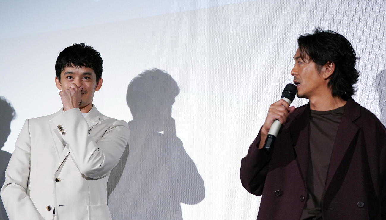 映画「白鍵と黒鍵の間に」のプレミア上映会で、森田剛（右）が二人三脚をしたエピソードを話し、照れた様子を見せる池松壮亮（撮影・狩俣裕三）