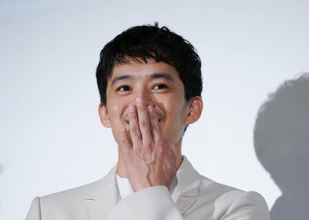 映画「白鍵と黒鍵の間に」のプレミア上映会で、共演した森田剛が二人三脚をしたエピソードを話し、照れた様子を見せる池松壮亮（撮影・狩俣裕三）