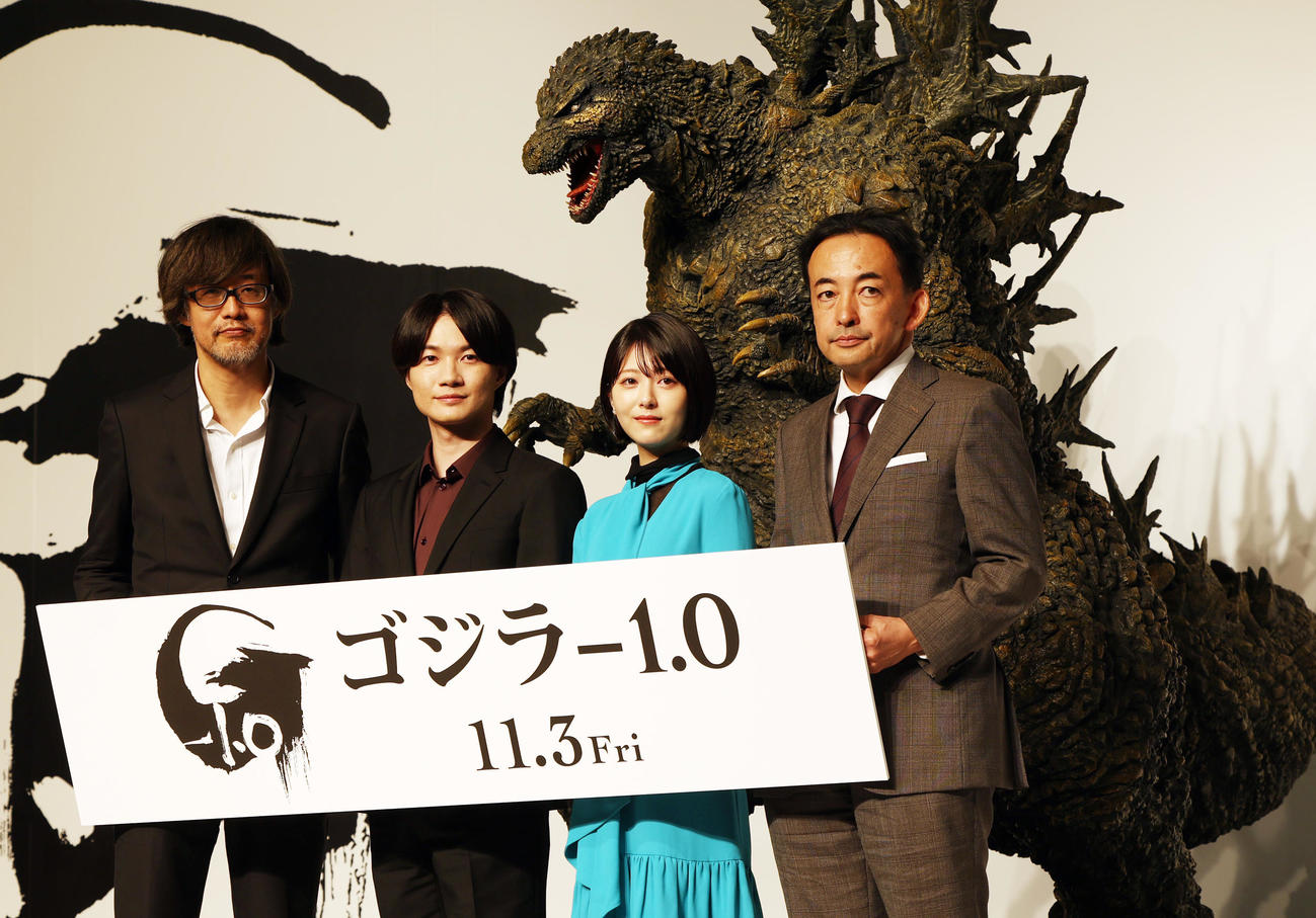 ゴジラ70周年記念作品「ゴジラ－1.0」の完成報告会見に登場した、左から山崎貴監督、神木隆之介、浜辺美波、製作の市川南氏（撮影・野上伸悟）