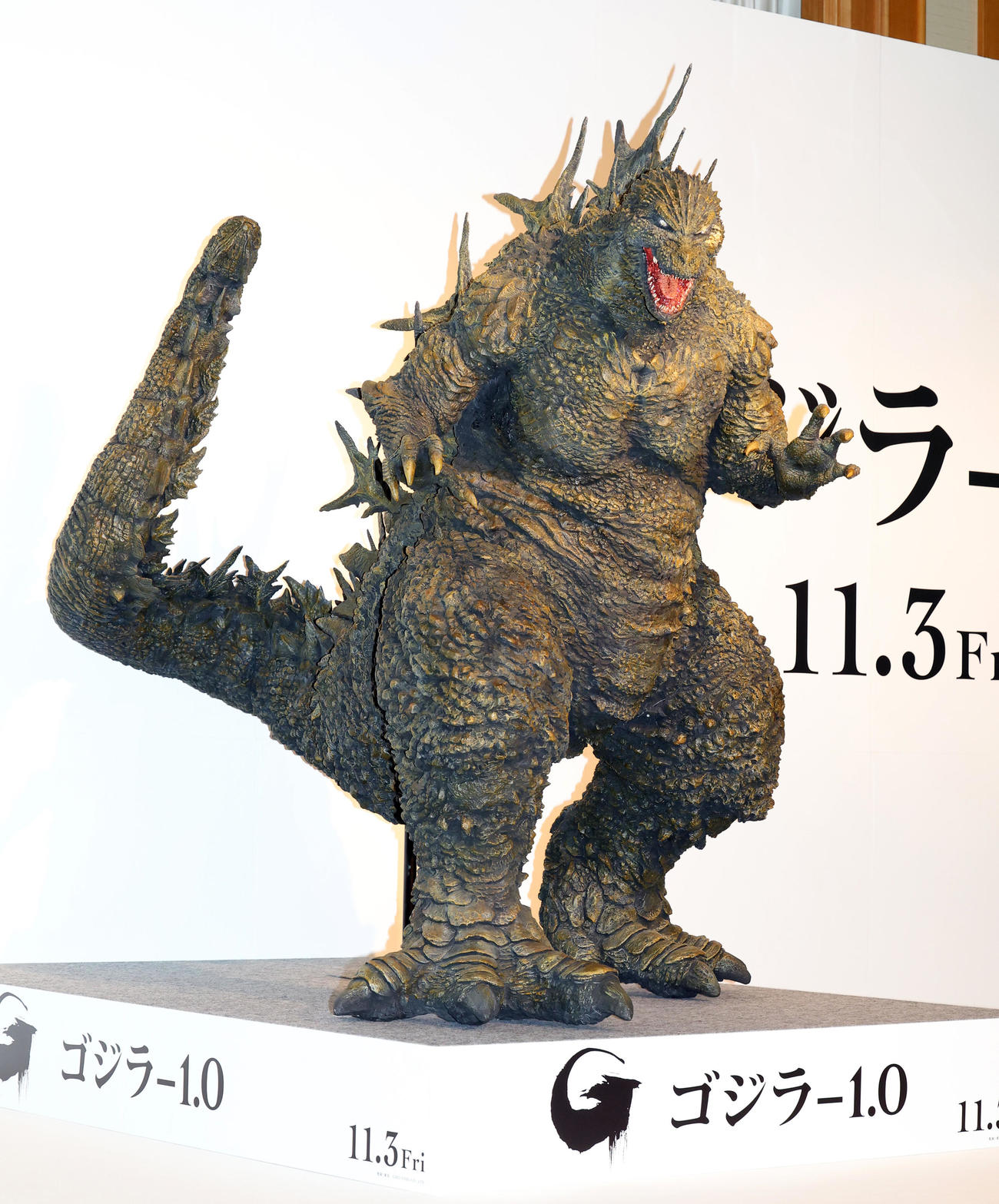 ゴジラ70周年記念作品「ゴジラ－1.0」の完成報告会見に登場したゴジラ（撮影・野上伸悟）