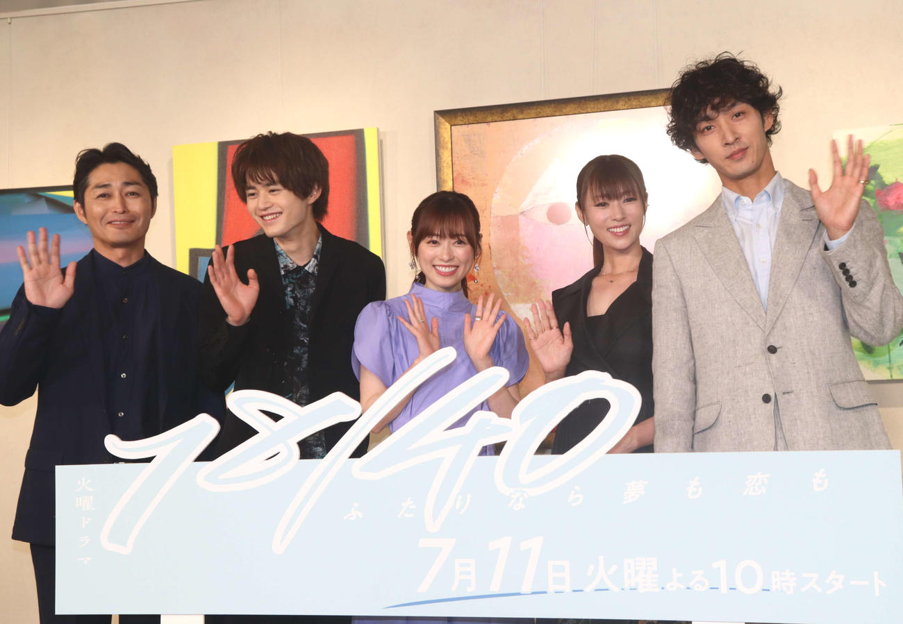 TBS系連続ドラマ「18／40～ふたりなら夢も恋も～」に出演する左から安田顕、鈴鹿央士、福原遥、深田恭子、上杉柊平（2023年7月撮影）