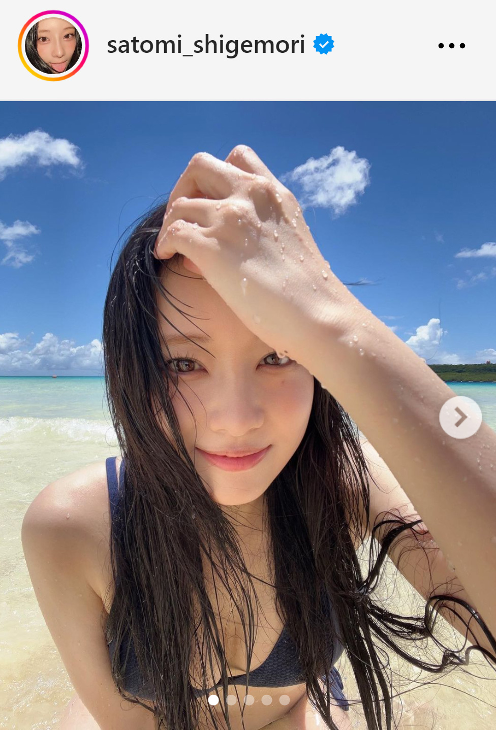 ビキニ姿で海水浴を楽しむ重盛さと美（重盛さと美のインスタグラムから）