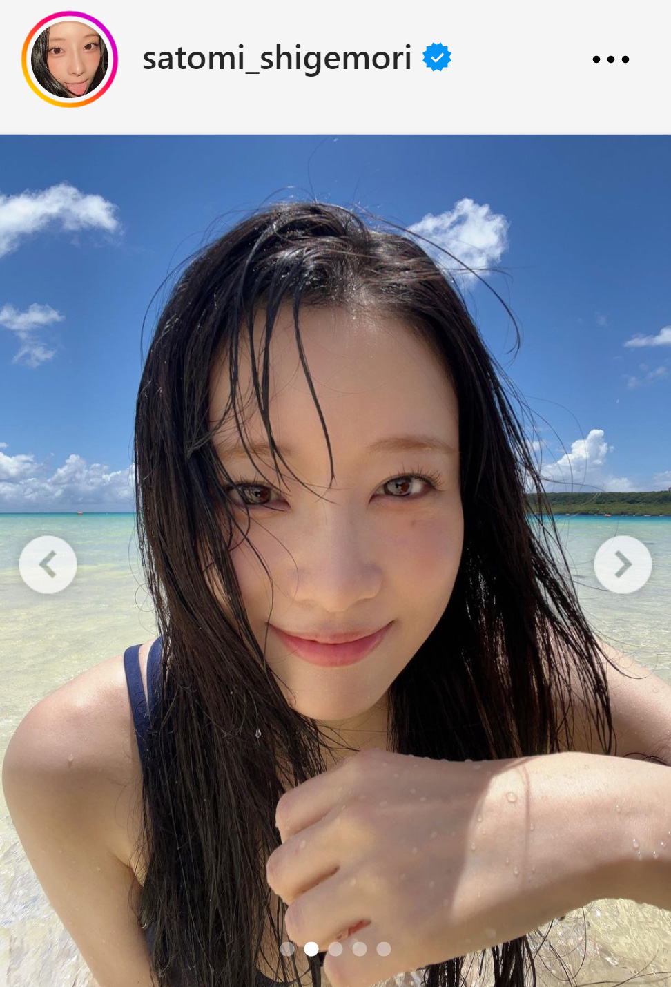 ビキニ姿で海水浴を楽しむ重盛さと美（重盛さと美のインスタグラムから）