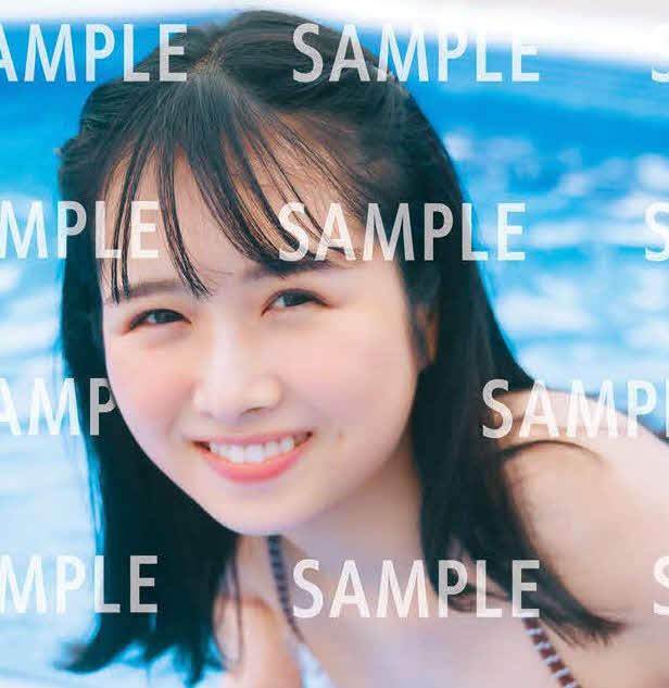 日向坂46上村ひなのがファースト写真集「そのままで」のHMV＆BOOKS SHIBUYAでの購入特典となる折り目なしポスターカット