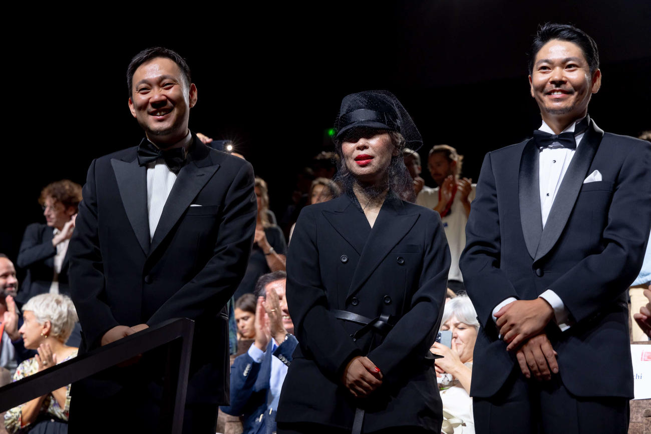 ベネチア映画祭で行われた映画「悪は存在しない」ワールドプレミアに登壇した、左から濱口竜介監督、石橋英子氏、大美賀均(C)KAZUKO WAKAYAMA