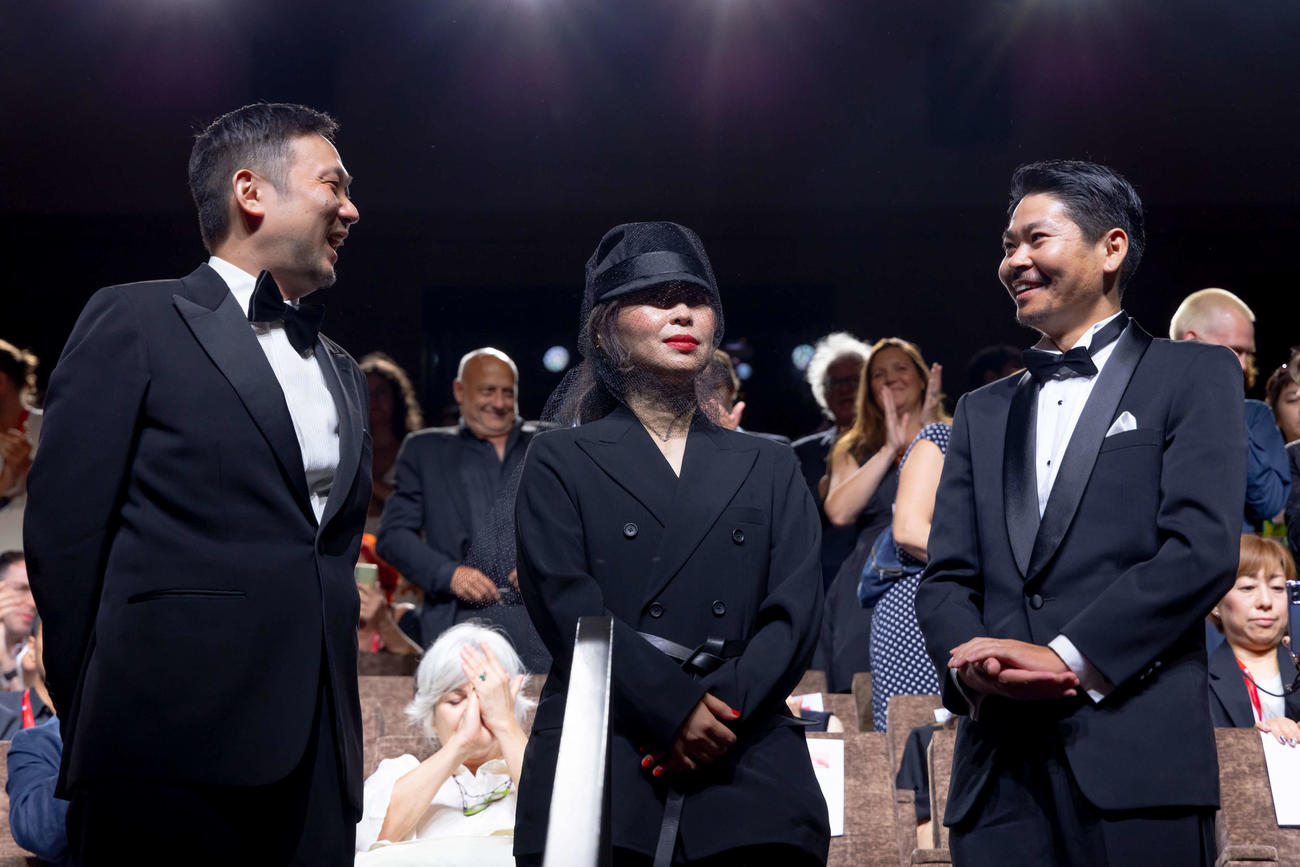ベネチア映画祭で行われた映画「悪は存在しない」ワールドプレミアに登壇した、左から濱口竜介監督、石橋英子氏、大美賀均(C)KAZUKO WAKAYAMA