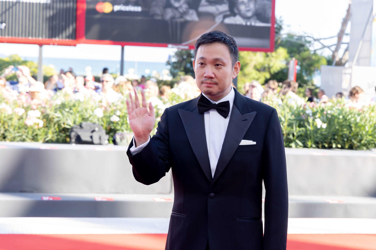 ベネチア映画祭で行われた映画「悪は存在しない」ワールドプレミア前にレッドカーペットを歩いた濱口竜介監督(C)KAZUKO WAKAYAMA
