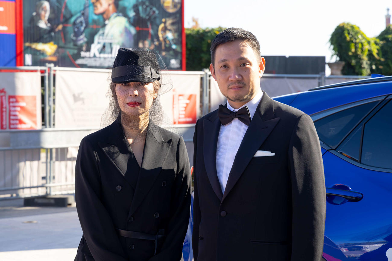 ベネチア映画祭で行われた映画「悪は存在しない」ワールドプレミア前にレッドカーペットを歩いた石橋英子氏と濱口竜介監督(C)KAZUKO WAKAYAMA