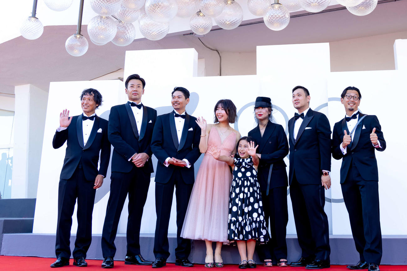 ベネチア映画祭で行われた映画「悪は存在しない」ワールドプレミア前にレッドカーペットを歩いた、左から高田聡プロデューサー、小坂竜士、大美賀均、渋谷采郁、西川玲、石橋英子氏、濱口竜介監督、北川喜雄氏(C)KAZUKO WAKAYAMA