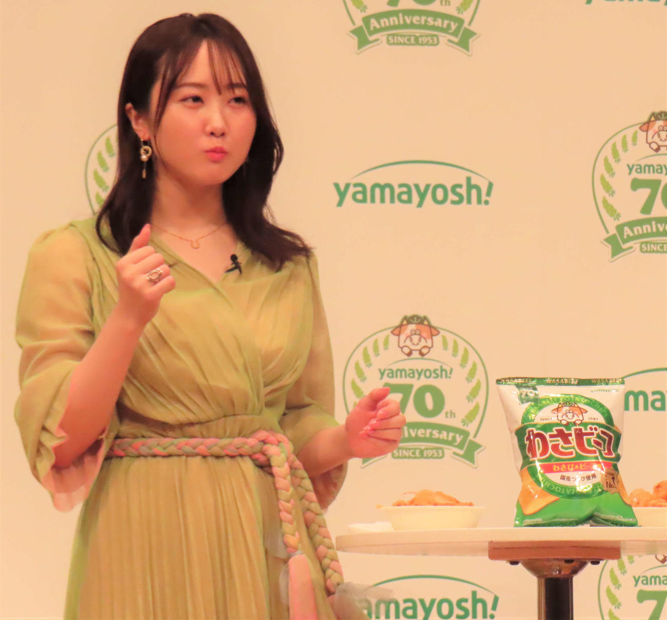 「わさビーフ」を試食する本田望結
