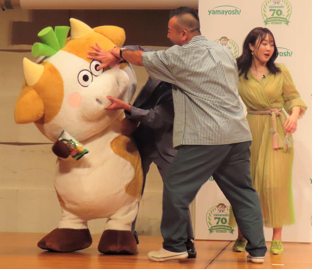 「わさビーフ」新キャラクターに襲いかかるバイきんぐ小峠英二（後方中央）を制止する、西村瑞樹（手前中央）と本田望結（右端）