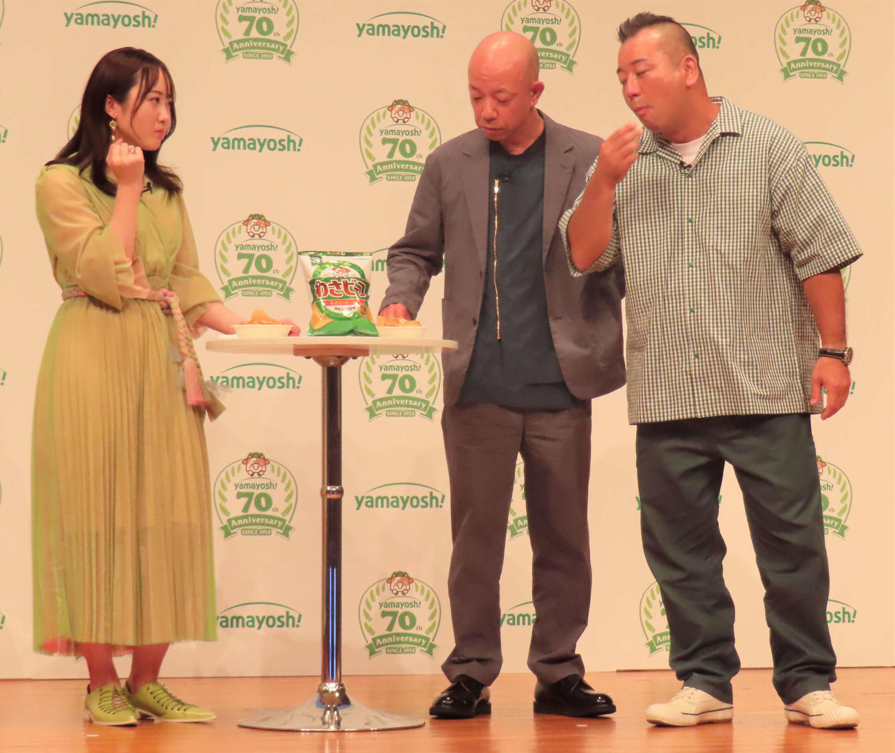 「わさビーフ」を試食する、左から本田望結、バイきんぐ小峠英二、西村瑞樹