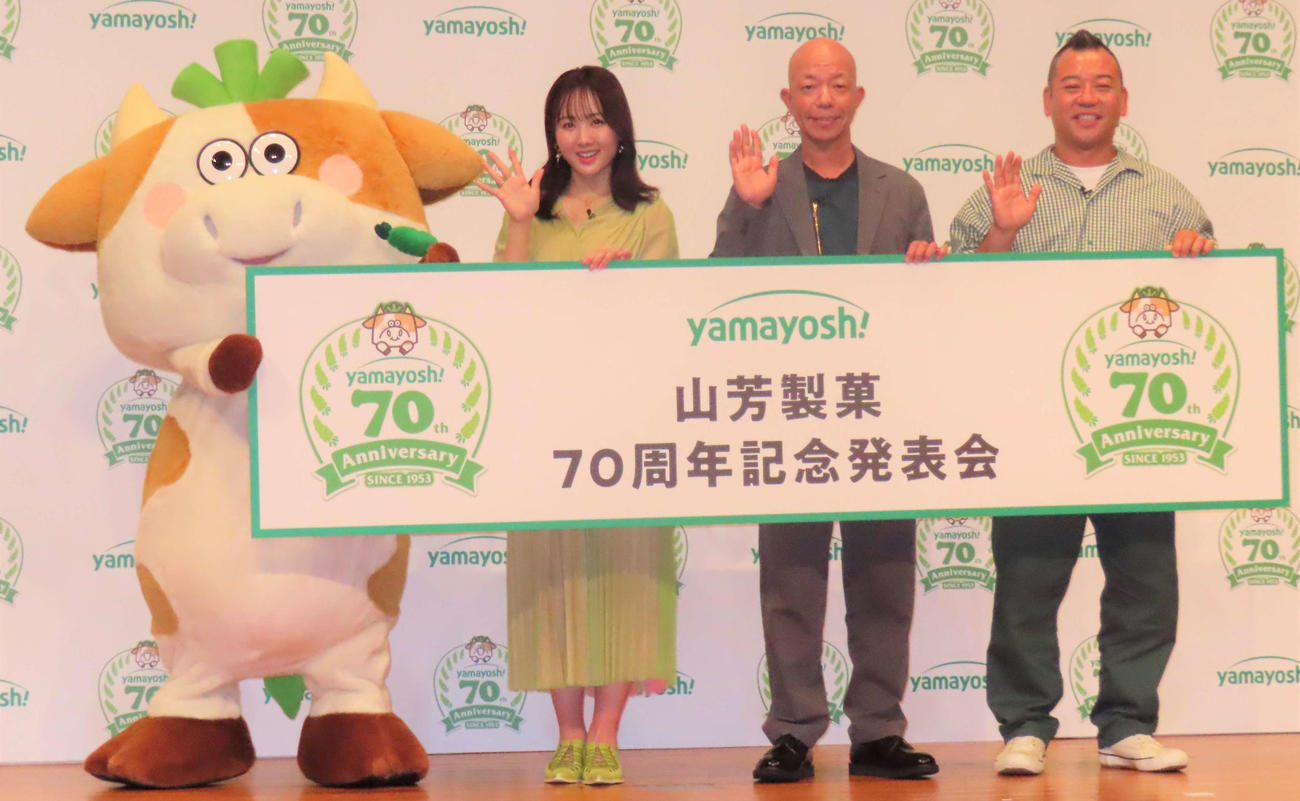「わさビーフ」新キャラクターと写真に納まる、左から本田望結、バイきんぐ小峠英二、西村瑞樹