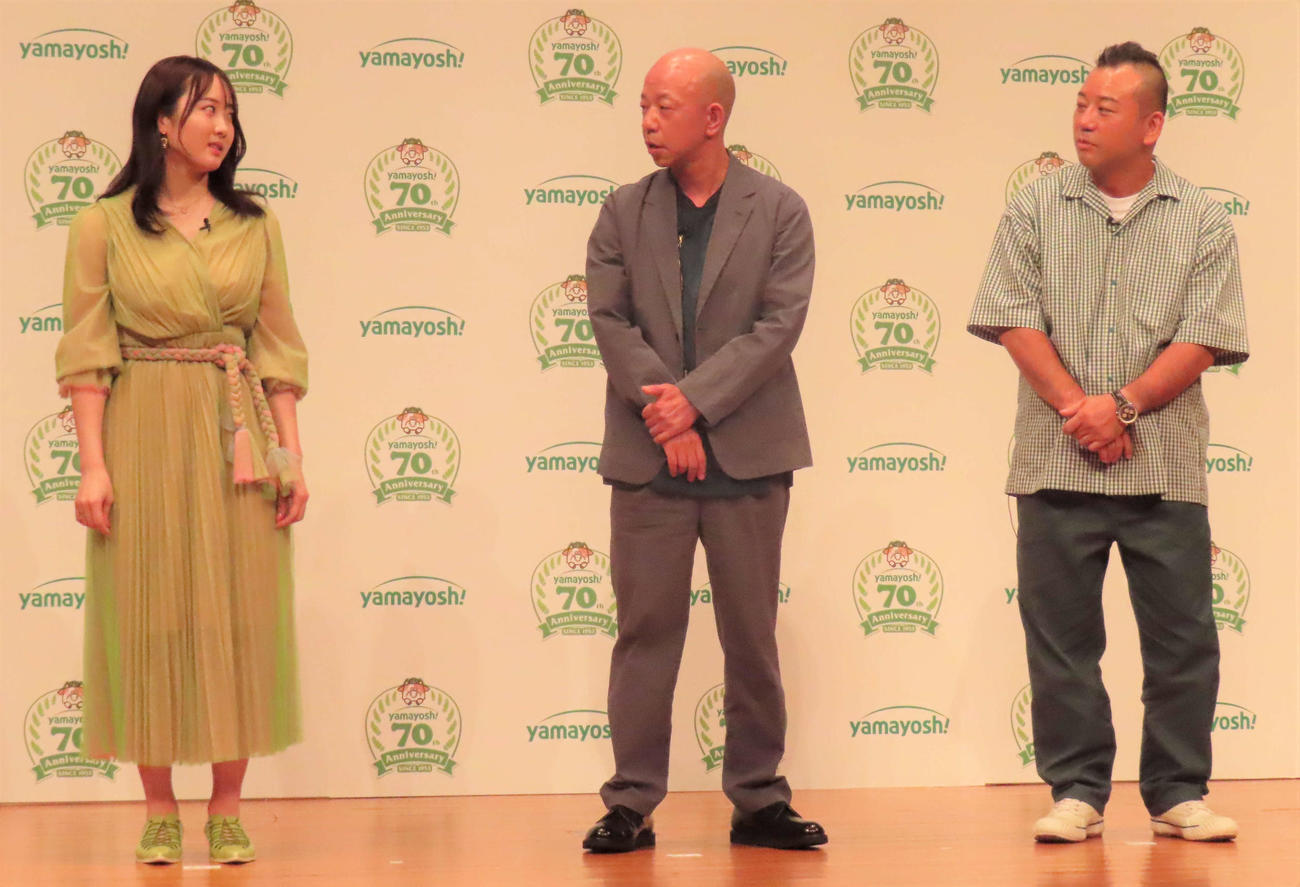「わさビーフ」70年分をかけたゲームに失敗し落ち込む、左から本田望結、バイきんぐ小峠英二、西村瑞樹