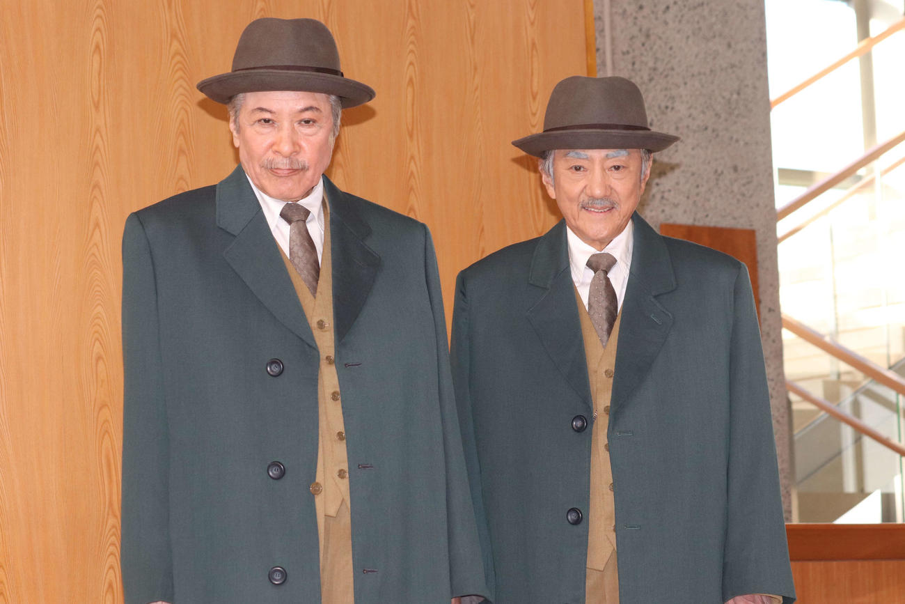 ミュージカル「生きる」囲み取材に出席した、鹿賀丈史（左）と市村正親（撮影・加藤理沙）