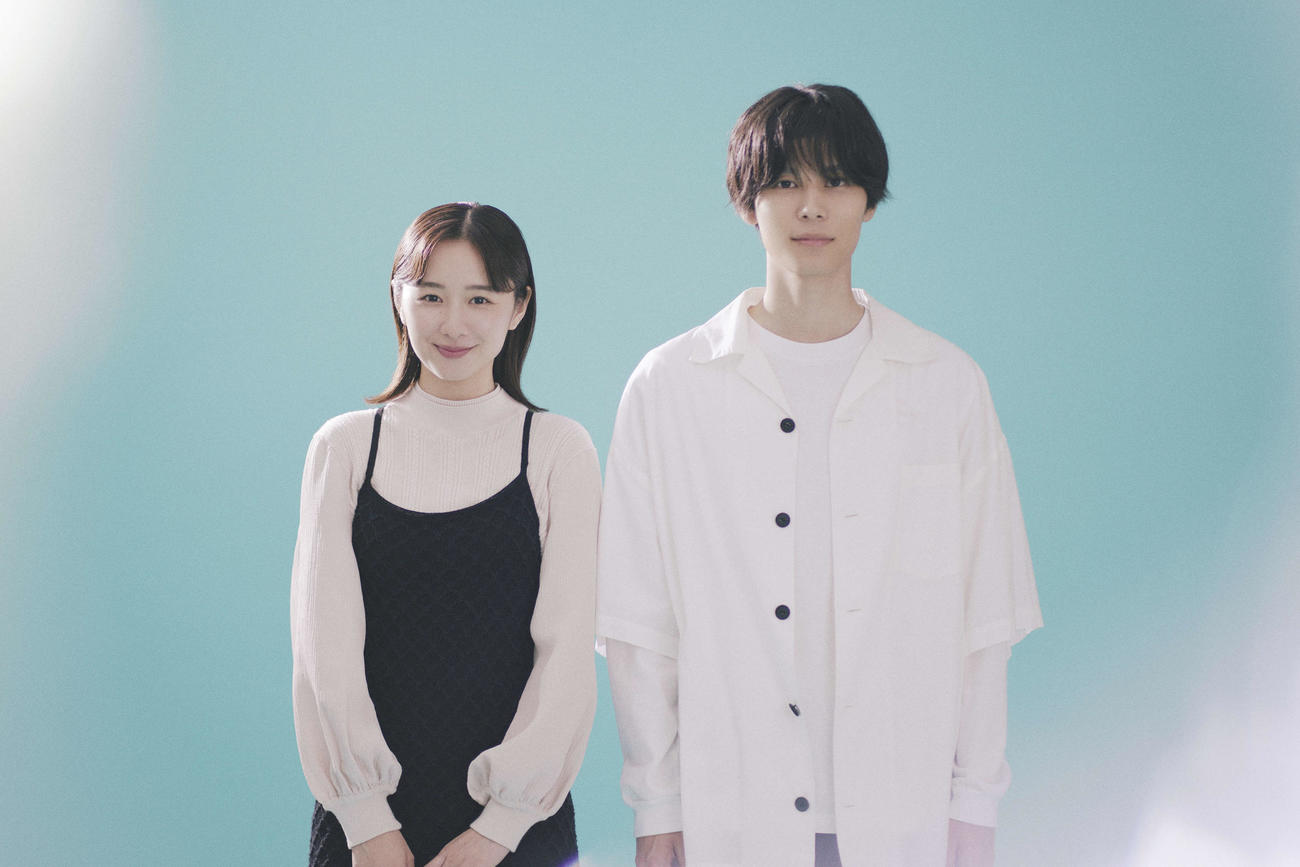 ABCテレビ・テレビ朝日系ドラマ「たとえあなたを忘れても」に主演する堀田真由（左）。右は共演の萩原利久